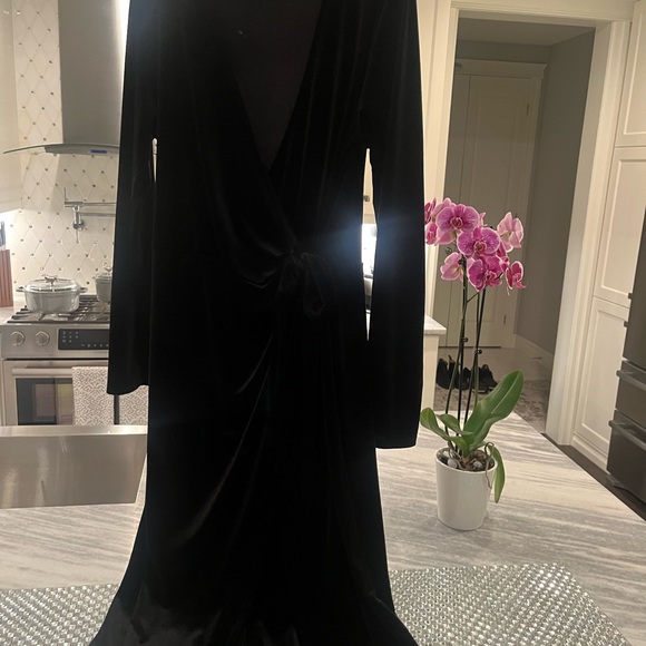 COPY - Iconic Halston 🥂black velvet🥂 midi wrap 🥂holiday dress size large 🥂perfe… - Picture 10 of 17